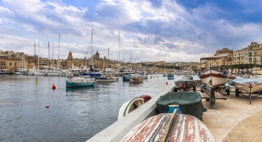 Malta adasındaki Senglea yarımadasından tipik Malta tekneleri ve Vittoriosa veya Birgu.