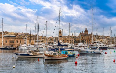 Malta adasındaki Senglea yarımadasından tipik Malta tekneleri ve Vittoriosa veya Birgu.