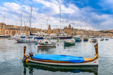 Malta adasındaki Senglea yarımadasından tipik Malta tekneleri ve Vittoriosa veya Birgu.