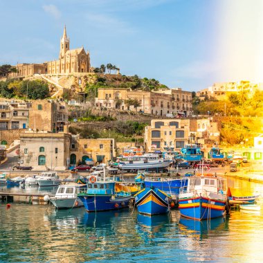 Avrupa 'nın en güneyindeki Malta' daki balıkçı tekneleriyle Gozo adasının limanı.