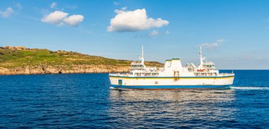 Malta adası ile Goro adasını birbirine bağlayan feribot, Malta takımadasının bulunduğu Comino adasının önünden geçiyor.