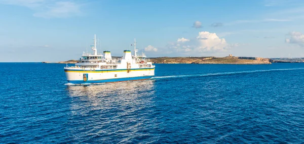 连接马耳他岛和戈洛岛的渡船 经过马耳他群岛Comino岛前面 — 图库照片