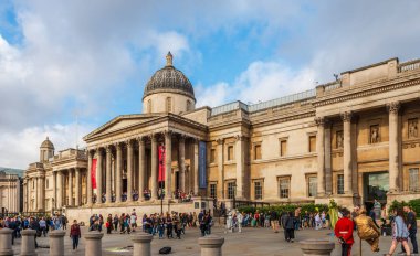 Öndeki turistler, Londra, İngiltere 'deki Trafalgar Meydanı' ndaki Ulusal Galeri.
