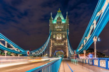 Londra, İngiltere ve İngiltere 'de gece Muhteşem Kule Köprüsü