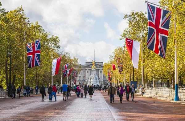 Buckingham Királyi Palotába Vezető Bevásárlóközpontban Sétáló Turisták London Anglia Egyesült — Stock Fotó