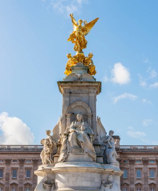 İngiltere, Londra Buckingham Kraliyet Sarayı 'ndaki Kraliçe Victoria Anıtı.