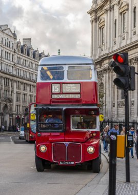 Ünlü çift katlı otobüs, Londra 'nın sembolü, İngiltere, Londra' da bir sokakta.