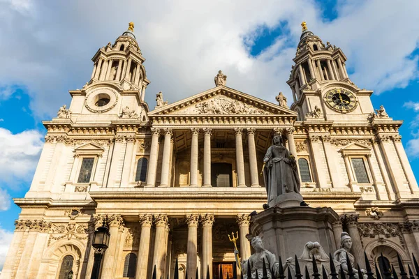 Fachada Principal Catedral San Pablo Estatua Reina Ana Londres Inglaterra —  Fotos de Stock