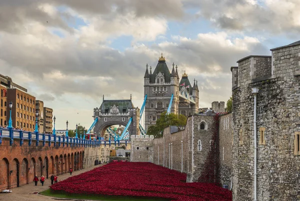Murarna Det Berömda Tower London Och Tower Bridge Fjärran London — Stockfoto