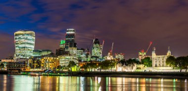 Londra şehrinin silueti ve gece Londra Kulesi, Londra, İngiltere, İngiltere