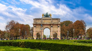 Zafer Takı du Atlıkarınca, Atlıkarınca, Paris, Fransa 'daki Tuileries bahçesinde.