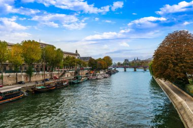 Sen nehrinin kıyıları Paris, Fransa 'da sonbaharda