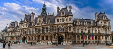 Fransa 'nın başkenti Paris' teki merdivenden Htel de Ville 'in ana cephesinin panoramik görüntüsü