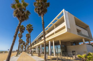 Esplanade Roger Thrond Fransa 'nın Occitanie kentindeki Ste' de çeşmenin kumsalında.