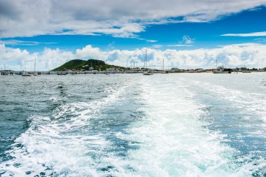 Saint-Martin adasındaki Karayip Denizi 'nde kayık izleri.