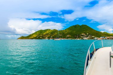 Karayipler 'deki bir tekneden Aziz Martin adasının doğal manzaraları.