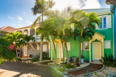 Karayipler 'deki Saint Martin adasındaki Orient Bay bölgesinde renkli evler.