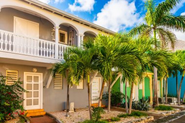 Karayipler 'deki Saint Martin adasındaki Orient Bay bölgesinde renkli evler.