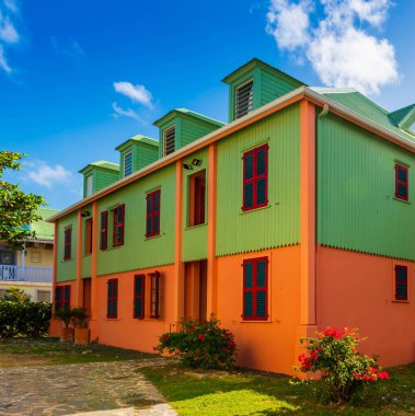 Karayipler 'deki Saint Martin adasındaki Orient Bay bölgesinde renkli evler.