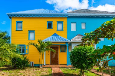 Karayipler 'deki Saint Martin adasındaki Orient Bay bölgesinde renkli evler.