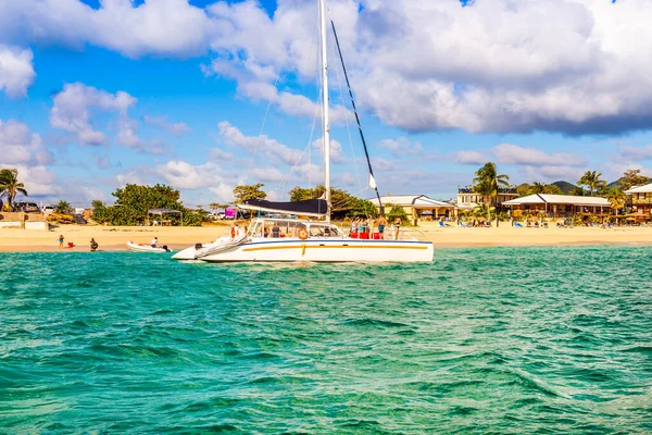 Katamaran Turystyczny Pobliżu Plaży Karacter Saint Martin Karaibach — Zdjęcie stockowe