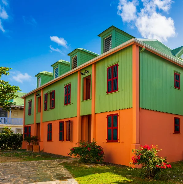 Karayipler 'deki Saint Martin adasındaki Orient Bay bölgesinde renkli evler.