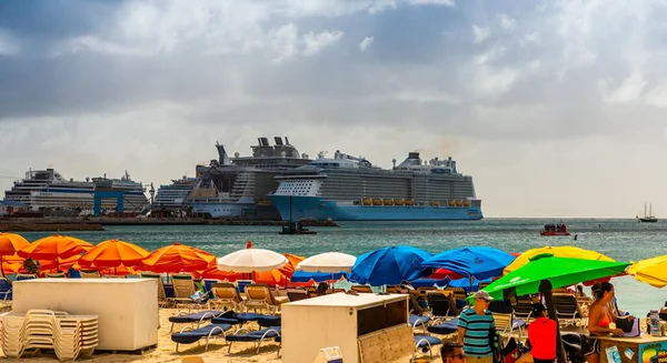 Philipsburg Beach Und Kreuzfahrtschiffe Auf Der Karibik Insel Saint Martin — Stockfoto