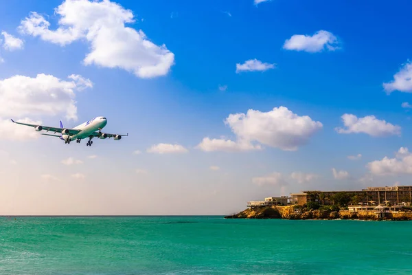 Landing Airplane Maho Beach Island Saint Martin Caribbean — Stock Photo, Image