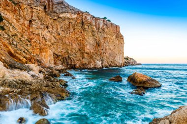 İspanya 'nın Katalonya' nın Girona ilindeki L 'Estartit kayalıklarında dalgalar kopuyor