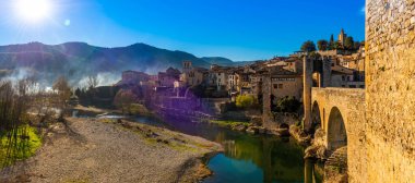 İspanya Katalonya 'daki Besalu Ortaçağ güçlendirilmiş köprüsü