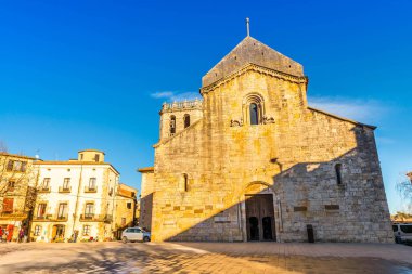 Orta Çağ köyü Katalonya 'nın merkezinde St. Vincent de Besal Kilisesi ile meydanın manzarası