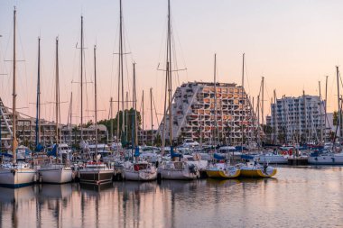 Occitania, Fransa 'daki Hrault' da La Grande-Motte limanında Alacakaranlık