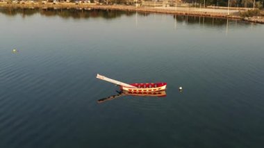 Occitanie, Fransa 'daki Herault departmanında Setoises mızrak dövüşü için kırmızı bir teknenin hava görüntüsü.