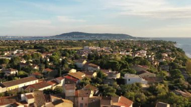 Fransa 'nın Occitanie kentindeki Herault' daki Balaruc le Vieux köyünün hava manzarası.