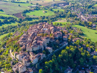 Cordes sur Ciel 'in Fransa' nın Occitanie kentindeki Tarn departmanındaki hava manzarası.