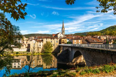 Aveyron Nehri üzerindeki Saint-Antonin-Noble-Val Ortaçağ köyü, Tarn et Garonne, Occitanie, Fransa