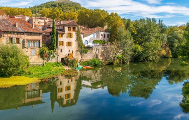Aveyron Nehri üzerindeki Saint-Antonin-Noble-Val Ortaçağ köyü, Tarn et Garonne, Occitanie, Fransa
