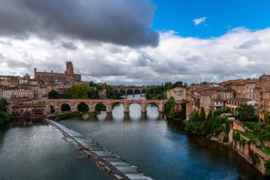 Sainte Cecile Katedrali ve Tarn 'ın kıyıları, Albi' deki Pont Neuf 'ten, Tarn' dan, Occitanie, Fransa 'daki