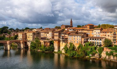 Tarn 'ın kuzey kıyısında, Albi' de, Occitanie 'de, Fransa
