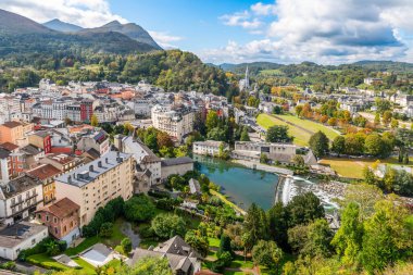 Şehrin Panorama 'sı ve Hautes Pireneleri' nde Lourdes mabedi, Occitanie, Fransa