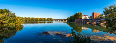 Toulouse, Fransa 'daki Garonne Nehri ve Pont Neuf nehri.