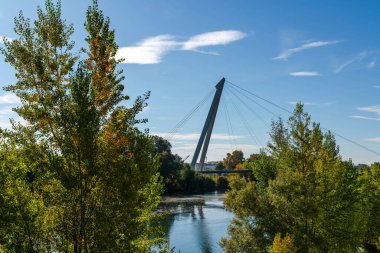 Robert Pouyeşim köprüsü Ramier adasını birbirine bağlıyor ve Garonne 'u Toulouse, Haute Garonne, Occitanie' de geçiyor.