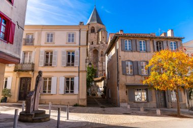 Soreze kasabasında saat kulesiyle, Occitanie, Fransa 'da bir sokak.