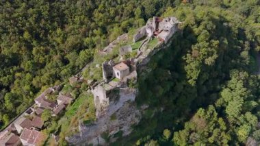 Fransa 'nın Occitanie bölgesindeki Penne Şatosu' nun havadan görünüşü.