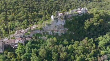 Fransa 'nın Occitanie bölgesindeki Penne Şatosu' nun havadan görünüşü.