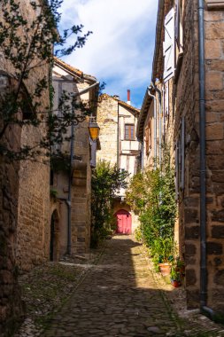 Orta çağ köyü Penne 'de, Tarn' da, Occitanie 'de, Fransa' da tipik bir sokak.