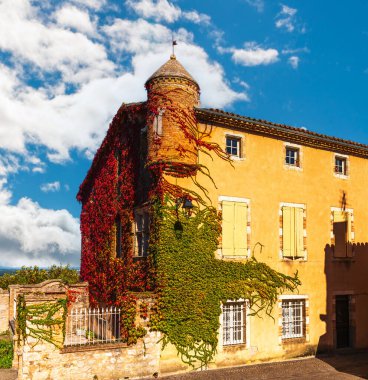 Fransa 'nın Occitanie kentindeki Tarn' da, Castelnau de Montmiral 'in ortaçağ köyünde eski bir ev.