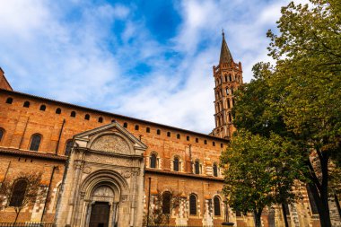 Sonbaharda Saint-Sernin Bazilikası, Toulouse, Occitanie, Fransa
