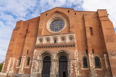 Saint-Sernin Bazilikası Pediment, Saint-Sernin Meydanı, Sonbaharda, Toulouse, Occitanie, Fransa.