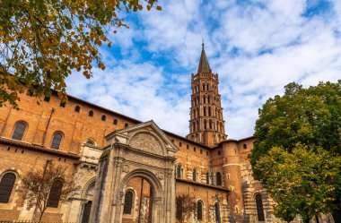 Sonbaharda Saint-Sernin Bazilikası, Toulouse, Occitanie, Fransa
